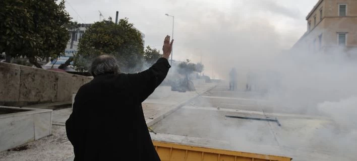 Ρασοφόρος προσπαθεί να… σταματήσει τα δακρυγόνα στο συλλαλητήριο (εικόνες)